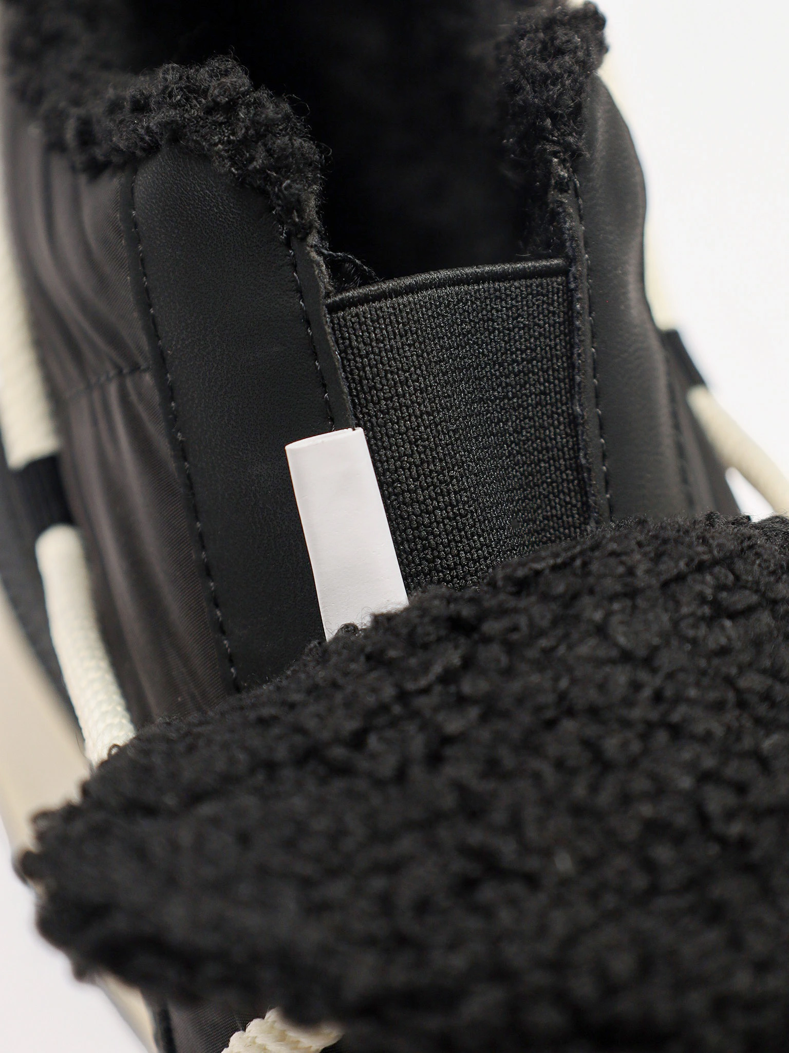 Ботинки комбинированные черного цвета на контрастной средней подошве